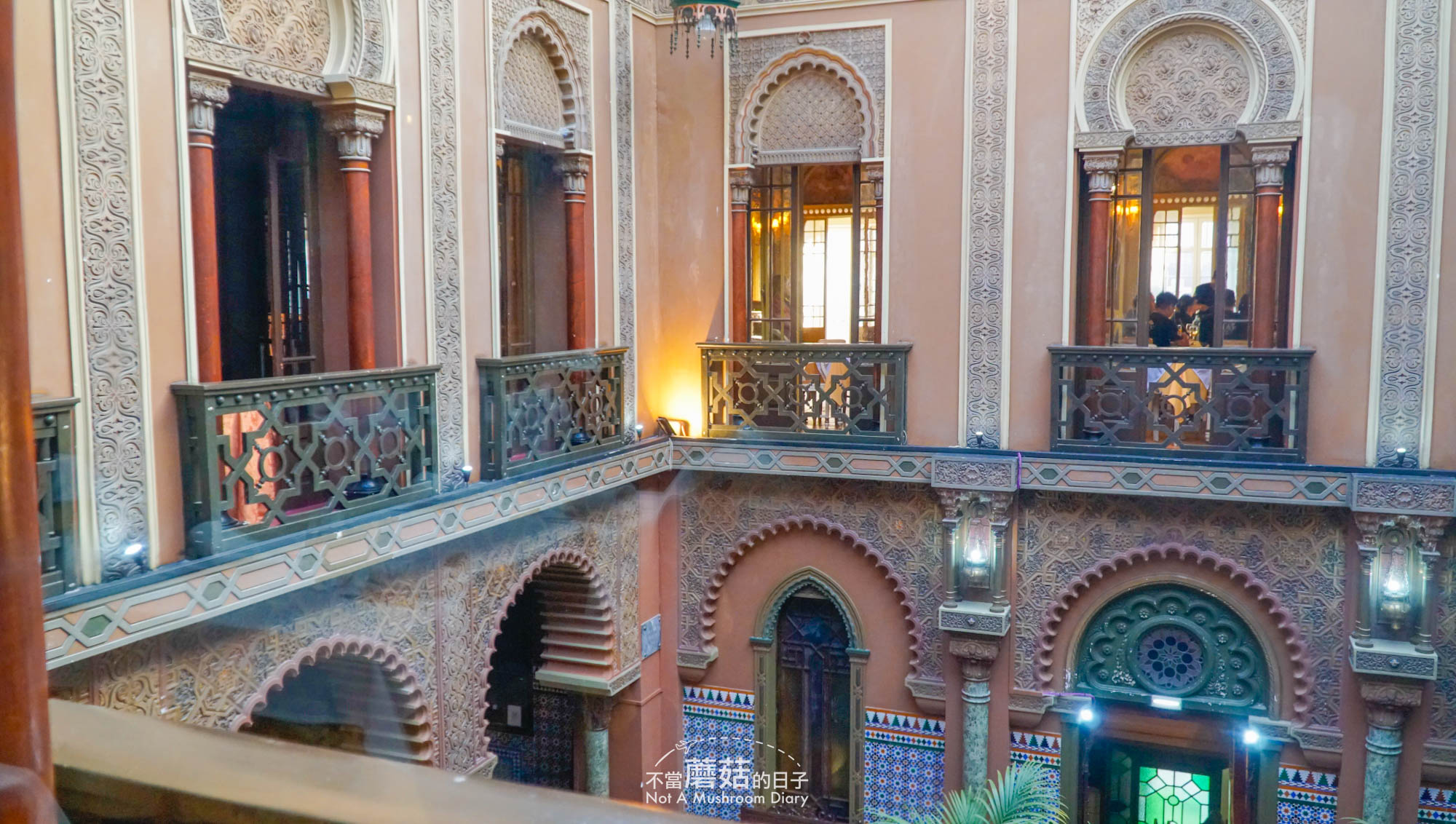 里斯本 葡萄牙 餐廳 必吃 推薦 景點 Casa do Alentejo 豬扒包 大蒜牛排三明治 Prego Bifanas